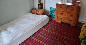 Lit Montessori dans une chambre d'enfant